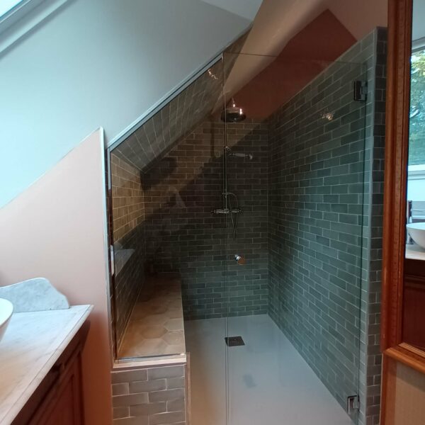 Salle d'eau sous combles Creation de paroi sur mesure