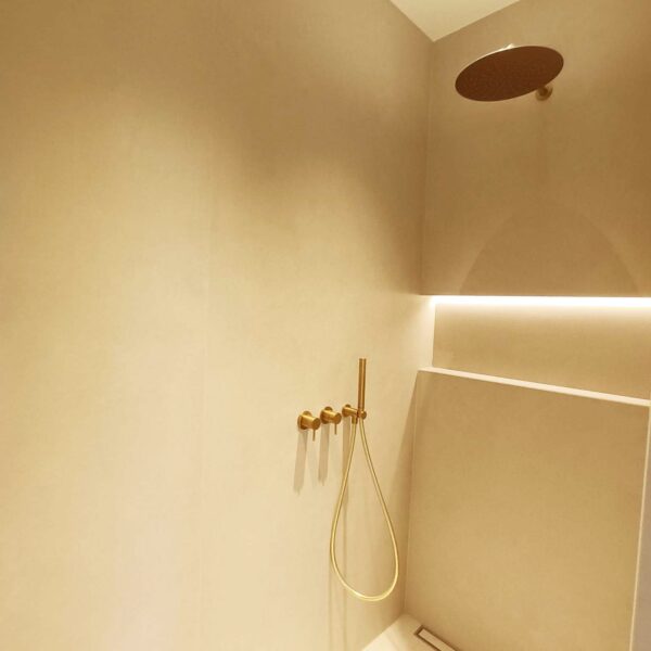 Douche receveur extra-plat robinetterie Ondyna encastrée construction neuve Carnac – MSM